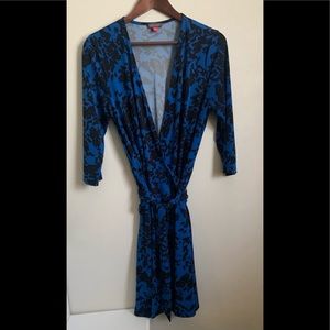 🚨SOLD🚨Vince CAMUTO blue and black wrap dress